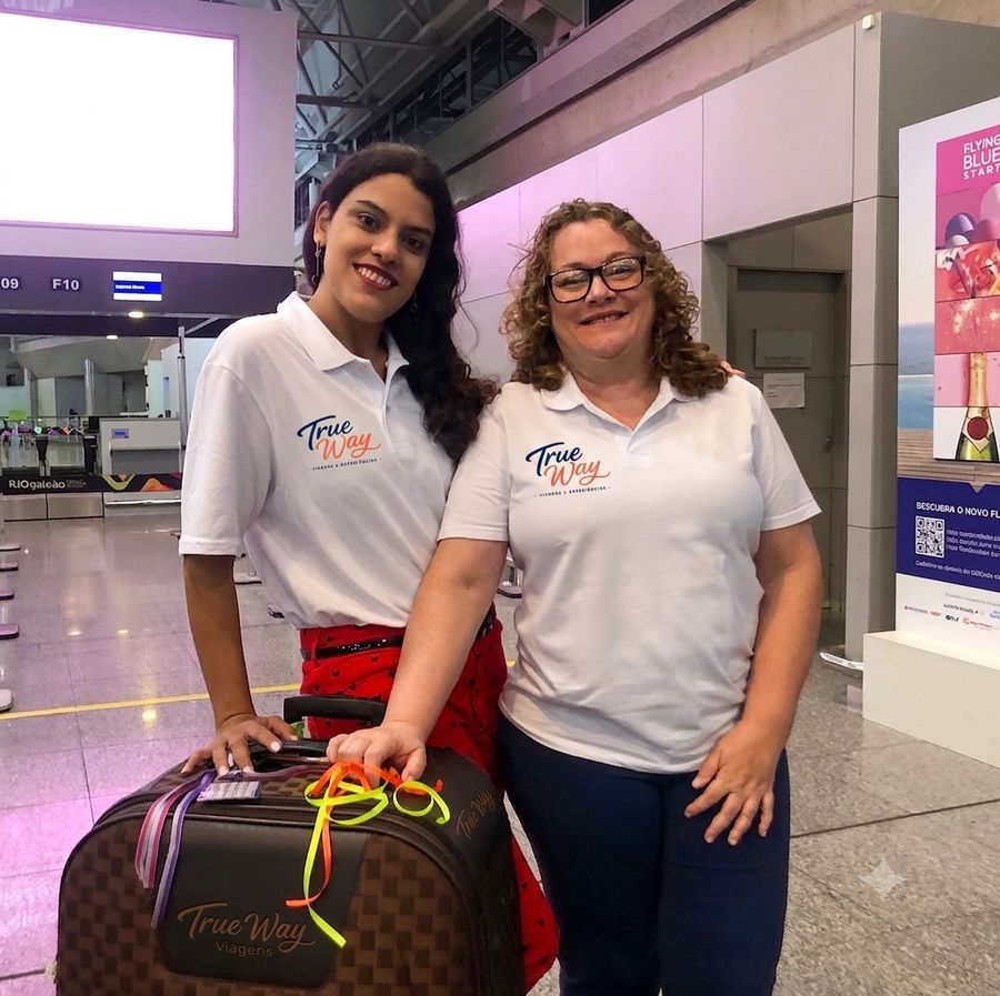 Márcia Santos e Karine, sócias da True Way, sorrindo lado a lado